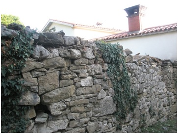 Zunanji del dvoriščnega zida v slabem stanju