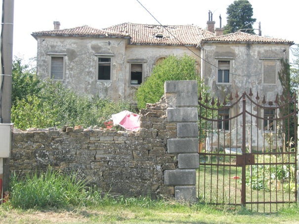 Dvorec Panajutopulos   v Bertokih pa še čaka na obnovo