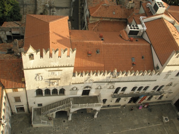 Zgledmno obnovljena Pretorska palača v Kopru