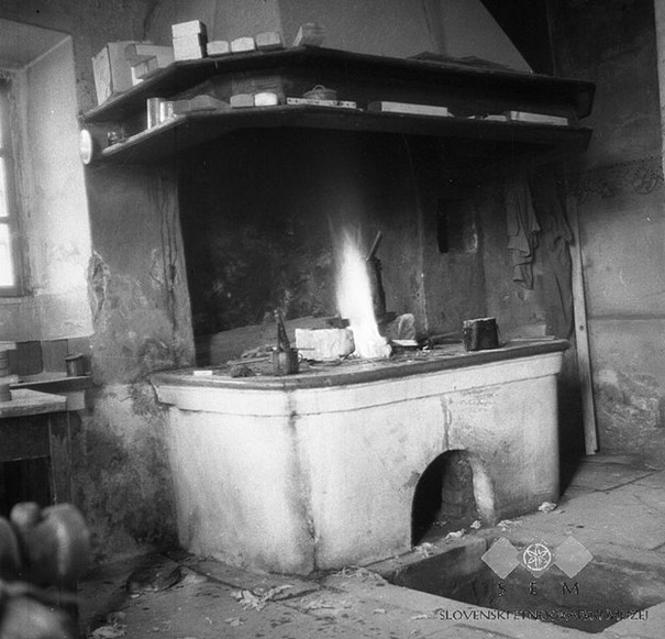 Ognjišče v najstarejši hiši v Dekanih