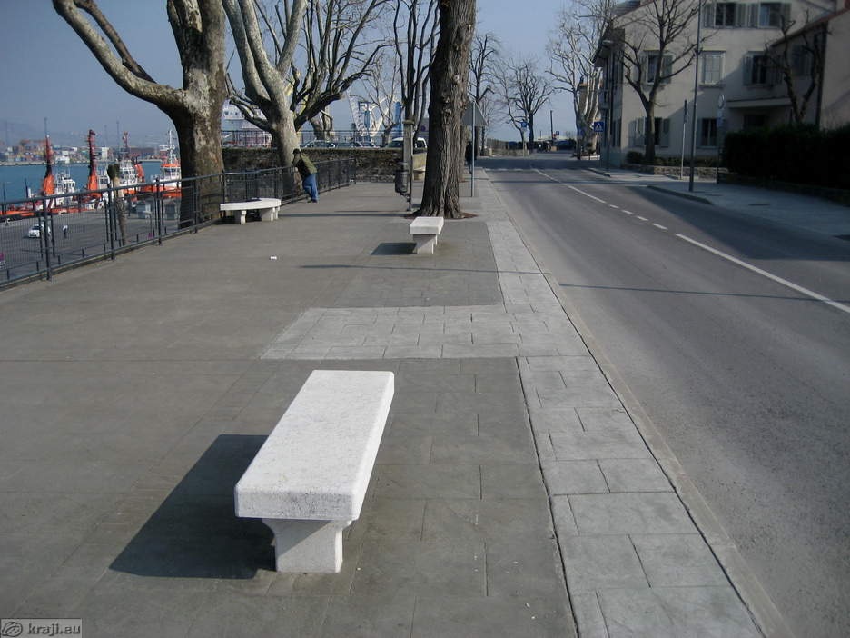 Sprehajalisce pred hiso Perco