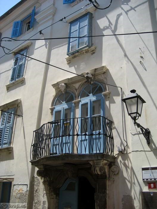 Hiša z baročnim balkonom na zelenjavnem trgu
