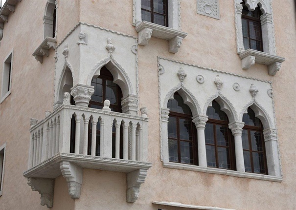 Veličasten kotni balkon Benečanke