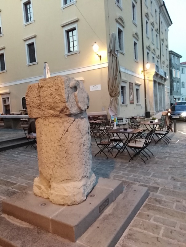 Mesto sramotilnega stebra v smeri palače Trevesini