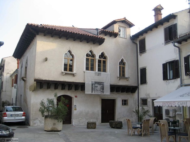Gotska hiša na Gramscijevem trgu