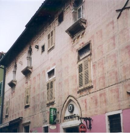 Ornamentirana fasada palače Almerigogni