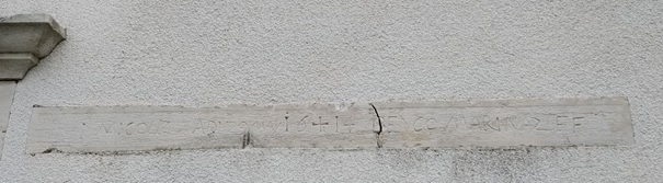 Napis nad vhodom v cerkvico