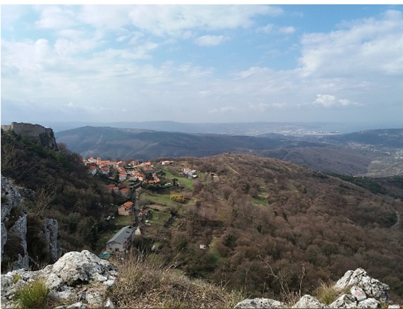 Pogled na Socerb z gradom iz kraškega roba