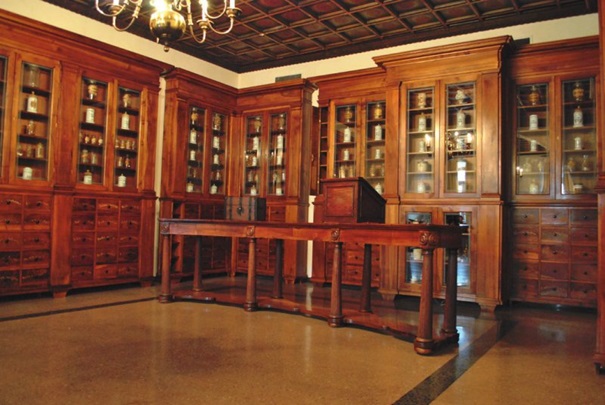 Izvirne lekarniške omare v Pretorski palači
