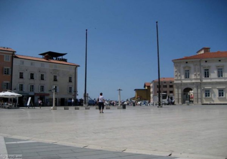 Piran kamnita stebra za zastave