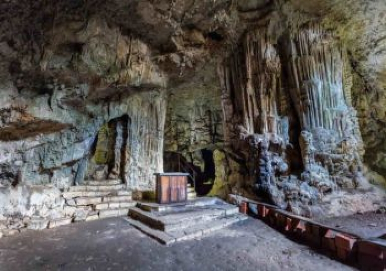 Skrivnostna sveta jama v Socerbu
